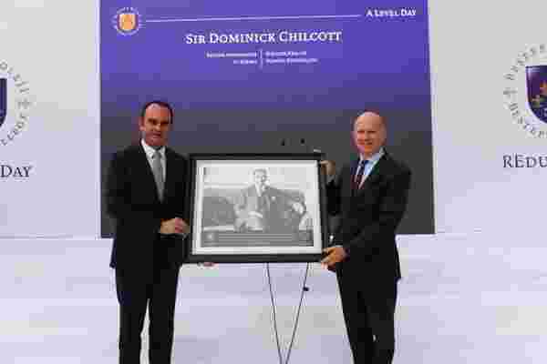 Birleşik Krallık Ankara Büyükelçisi Chilcott'a lise öğrencilerinden Atatürk portresi