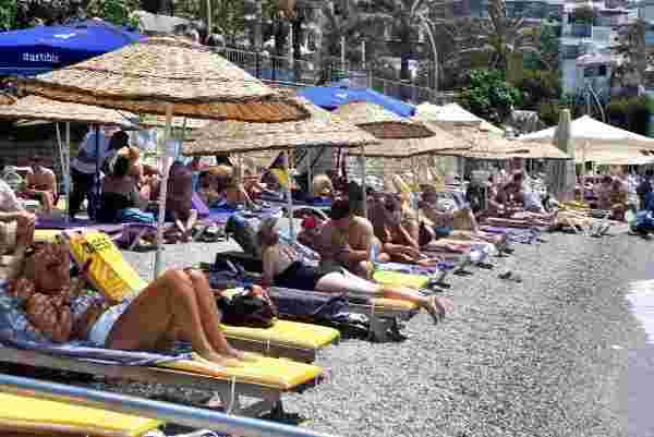 Havalar ısındı, yerli ve yabancı turist plaja akın etti