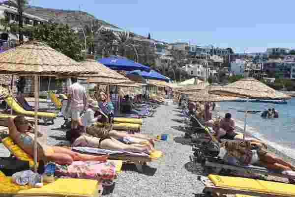Havalar ısındı, yerli ve yabancı turist plaja akın etti
