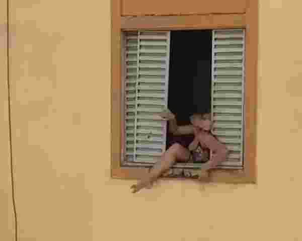 Brezilya'yı ayağa kaldıran görüntü! Kocası tarafından darbedilen hamile kadın camdan atlamaya çalıştı