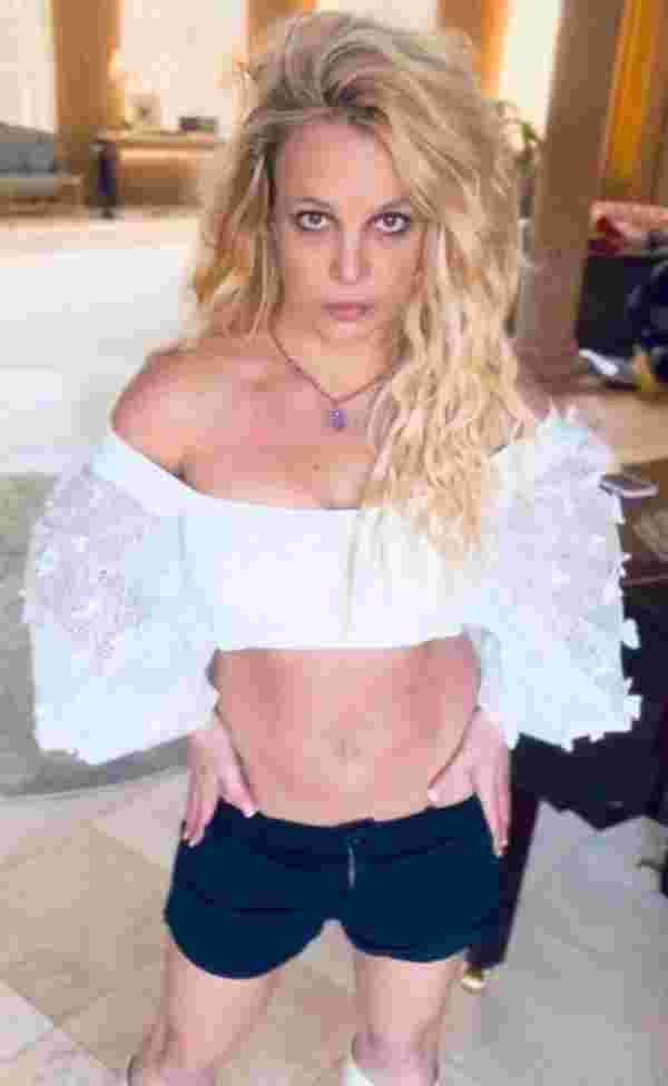 Britney Spears'ın otobiyografisi ertelendi