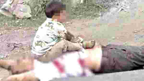 Bu kare uluslararası kamuoyunda infial yarattı! 3 yaşındaki çocuğu, öldürdükleri dedesinin göğsüne oturtup fotoğraf çektiler