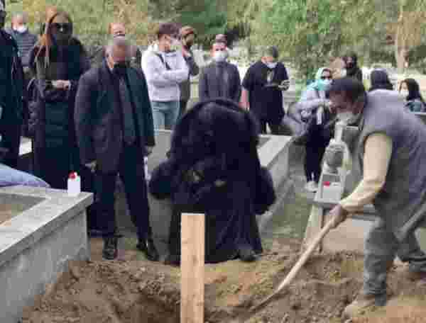 Bülent Ersoy un mezarlıktaki anları: Ben buraya sığamam ki #2