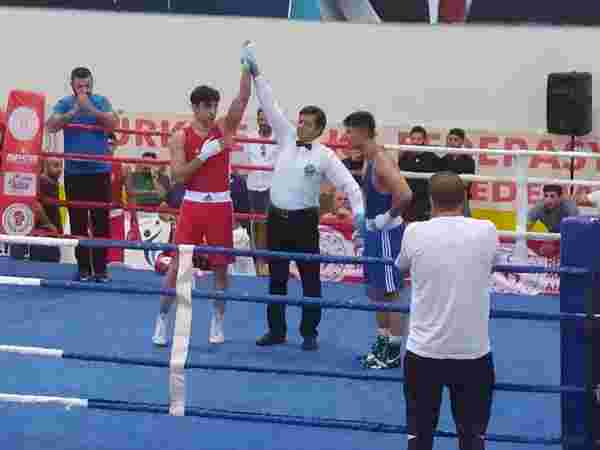 Bursa Büyükşehir Belediyesporlu boksörler Türkiye Şampiyonası’nda 3 madalya kazandı
