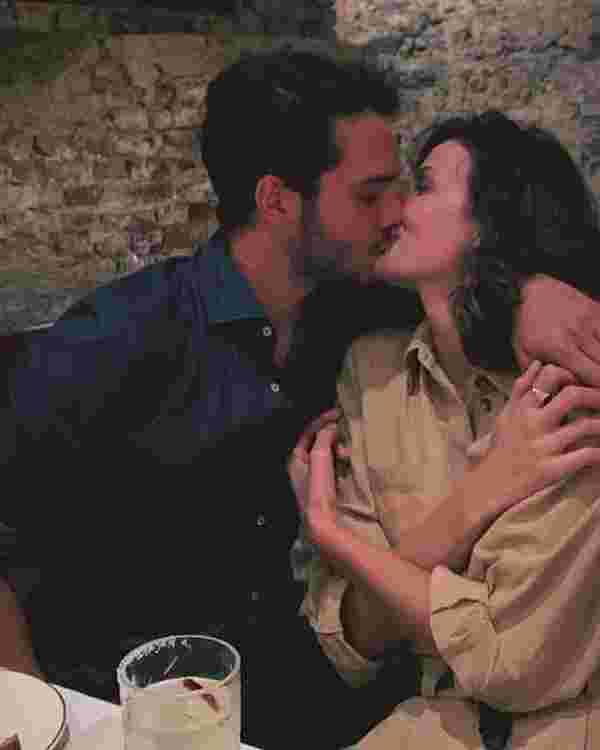 Büşra Develi ye doğum günü öpücüğü #2