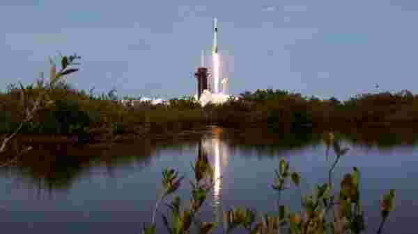 Uzay yolculuğu için tarihi an! SpaceX'in Dragon roketi içindeki 2 astronotla birlikte uzaya fırlatıldı