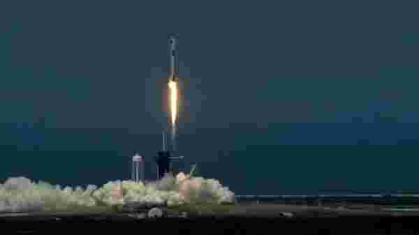 Uzay yolculuğu için tarihi an! SpaceX'in Dragon roketi içindeki 2 astronotla birlikte uzaya fırlatıldı