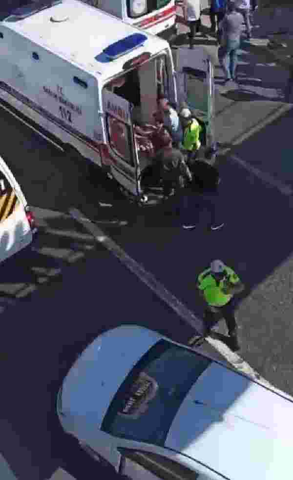 Büyükçekmece'de takla atan bir otomobil otobüs durağına daldı: 1 kişi öldü, çok sayıda yaralı var