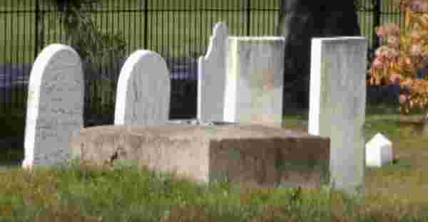 Camdan mezarın içine bakanlar ölmüş doktorun karanlıklar içinde yüzüyle karşı karşıya kalıyor
