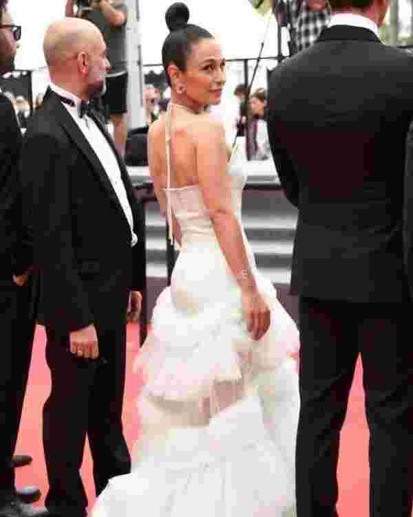 Cannes'da Göz Kamaştırdı! Kurak Günler'in oyuncusu Selin Yeninci, başarısıyla 8 dakika ayakta alkışlandı