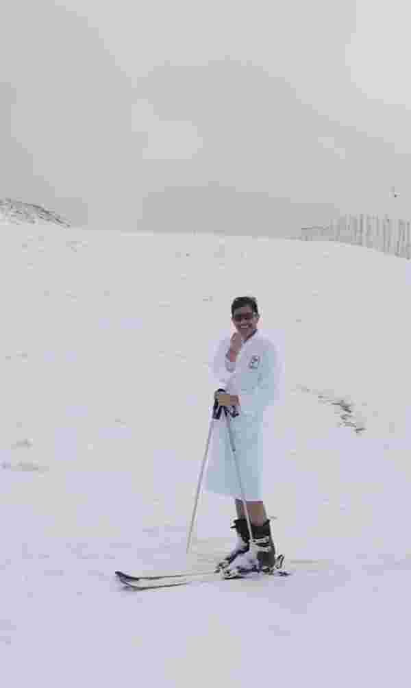 Cansel Elçin bornozla kayak yaptı #1