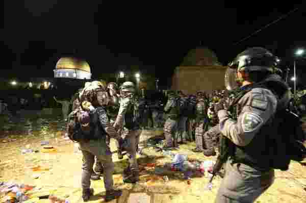 İsrail polisinden Mescid-i Aksa'da namaz kılan cemaate saldırı! İşte 205 kişinin yaralandığı saldırı anı
