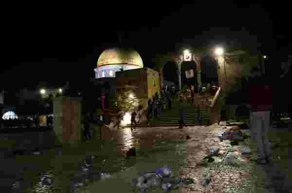 İsrail polisinden Mescid-i Aksa'da namaz kılan cemaate saldırı! İşte 205 kişinin yaralandığı saldırı anı
