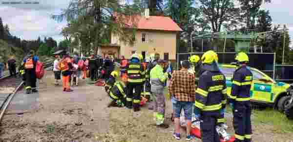 Çekya'da iki yolcu treni kafa kafaya çarpıştı: 3 ölü, 30 yaralı