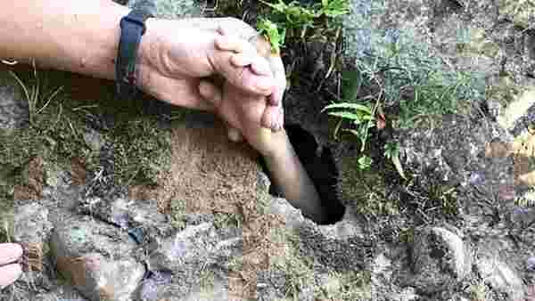 Çin'de yeraltı mağarasında mahsur kalan çocuk, küçük delikten uzattığı eli sayesinde kurtarıldı