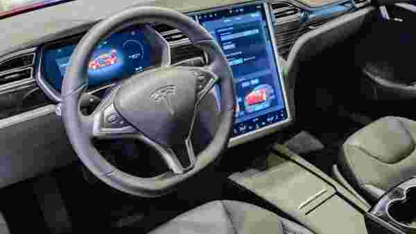 Çin'den Elon Musk'ın şirketi Tesla'ya uyarı: Araçlar aniden hızlanıyor, bataryaları alev alıyor