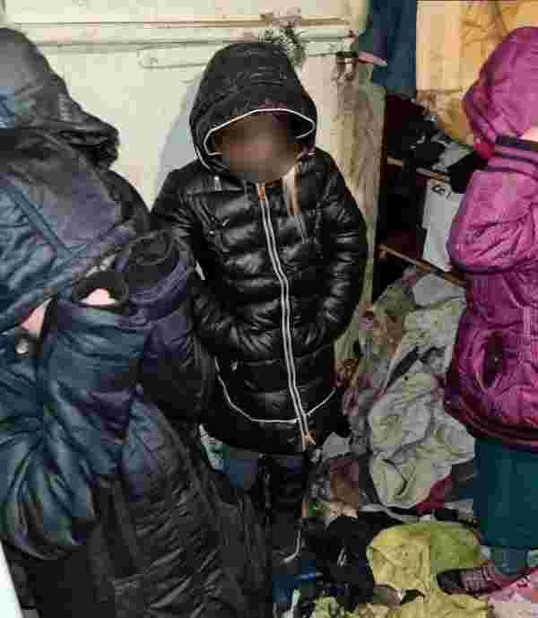 Ukrayna'da çöp yığınıyla dolu evden kurtulmaya çalışan çocuklar polisi aradı