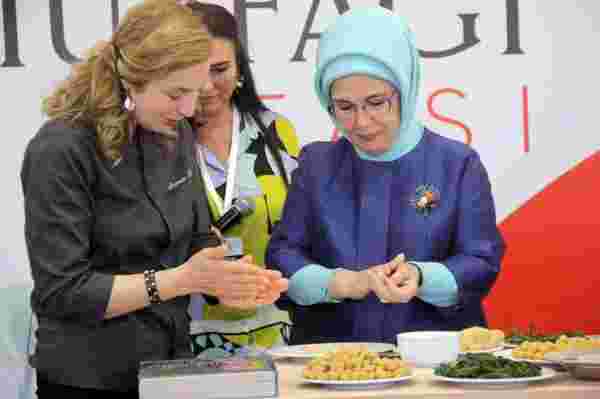 Cumhurbaşkanı Erdoğan'ın eşi Emine Erdoğan yemek yaptı, ustalardan tam not aldı