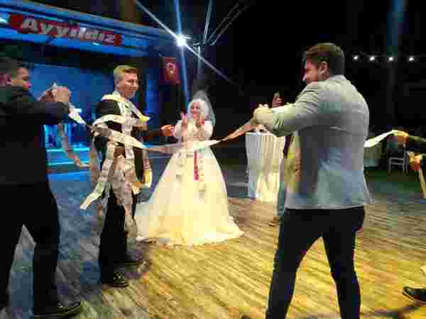 Damada düğün sürprizi: Önce 50 metre uzunluğunda banknot taktılar, sonra komando dansı yaptılar