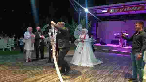 Damada düğün sürprizi: Önce 50 metre uzunluğunda banknot taktılar, sonra komando dansı yaptılar