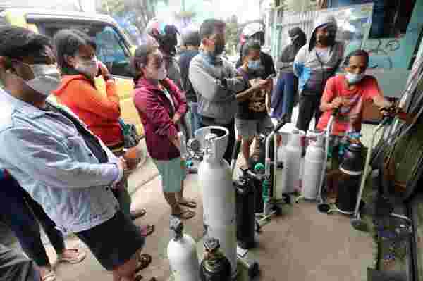 Delta varyantının vurduğu Endonezya'da oksijen yetersizliği nedeniyle 63 kişi yaşamını yitirdi