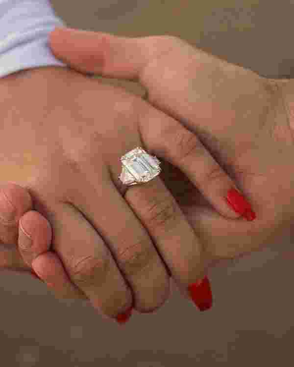 Demi Lovato'nun nişan yüzüğü #1