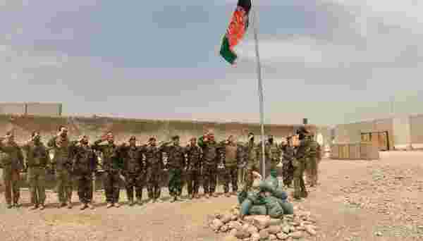Devir teslim töreninden tarihi kare! ABD bayrağı indirilip Afganistan bayrağı göndere çekildi