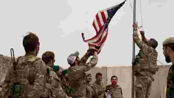 Devir teslim töreninden tarihi kare! ABD bayrağı indirilip Afganistan bayrağı göndere çekildi