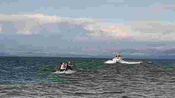 Devrilen bottan göle düşen 3 amatör balıkçı ölümden döndü