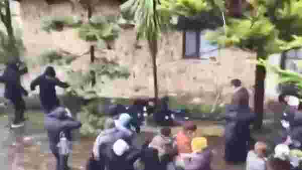 Din adamları ile cemaat arasında çıkan kavga sırasında balkon çöktü! 10 kişi metrelerce yüksekten düştü