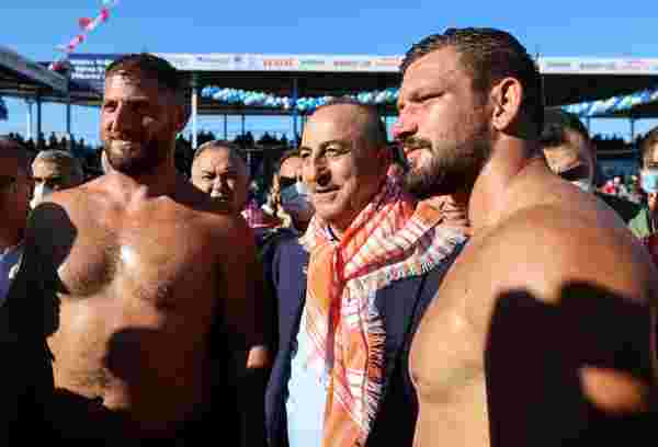 Dışişleri Bakanı Çavuşoğlu, 6. Yuntdağı Yağlı Güreşleri'ni izledi