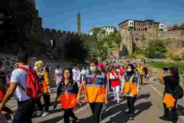 DİYARBAKIR - Sağlıklı yaşam için tarihi mekanlarda yürüyüş yapıldı