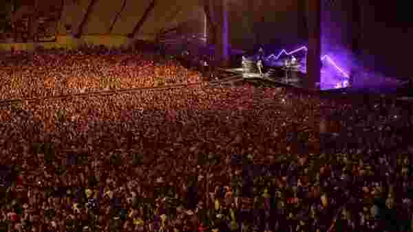 Dünya kapanmayı tartışırken bir ülke işi bitirdi bile! 50 bin kişi yan yana konser izledi