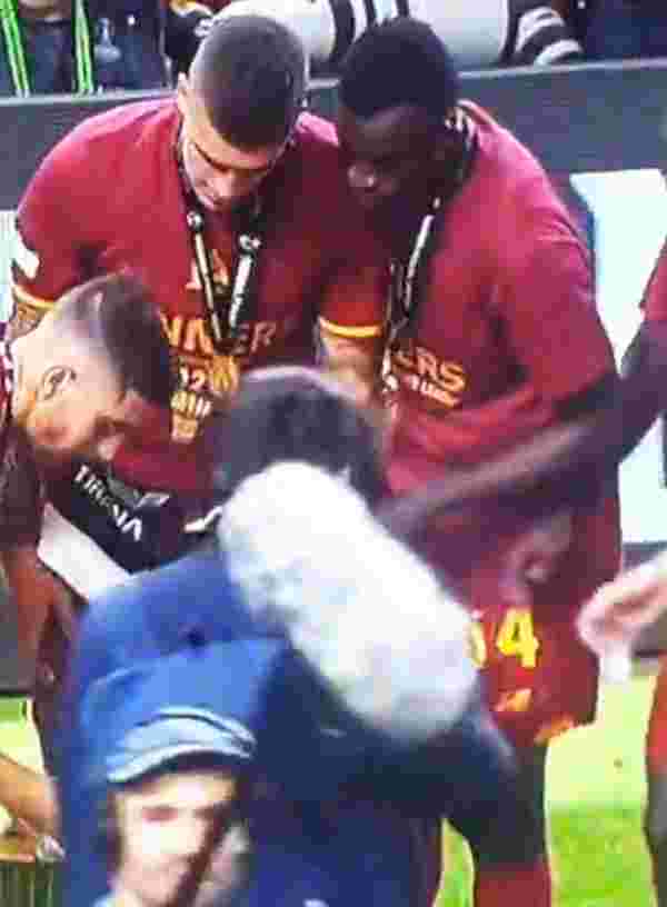 Dünya, Roma'yı konuşuyor! Kutlamalarda takım arkadaşına sarılan futbolcunun başına gelmeyen kalmadı
