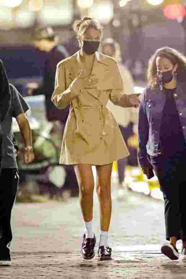 Dünyaca ünlü model Bella Hadid, kıyafetiyle olay oldu