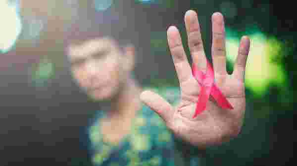 HIV hakkında bilinmeyenler: Nasıl bulaşır, nasıl bulaşmaz?