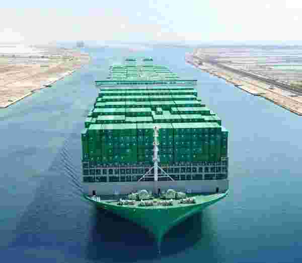 Dünyanın en büyük konteynır gemisi ilk seferinde Süveyş'i sorunsuz geçti