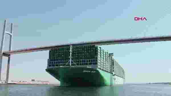Dünyanın en büyük konteynır gemisi ilk seferinde Süveyş'i sorunsuz geçti