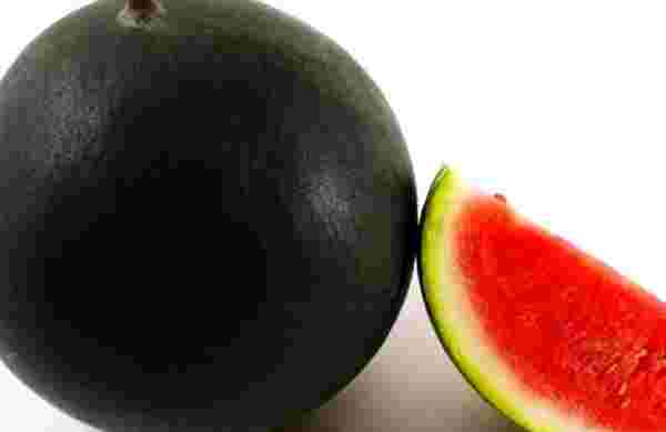 Dünyanın en pahalı meyvesi olan Densuke karpuzu, 2 bin dolara satıldı
