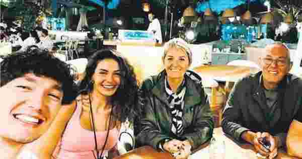 Ebru Şahin, Cedi Osman ın ailesiyle tanıştı #1