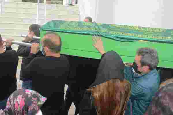 Ebru Şallı gözyaşları içerisinde babasını uğurladı