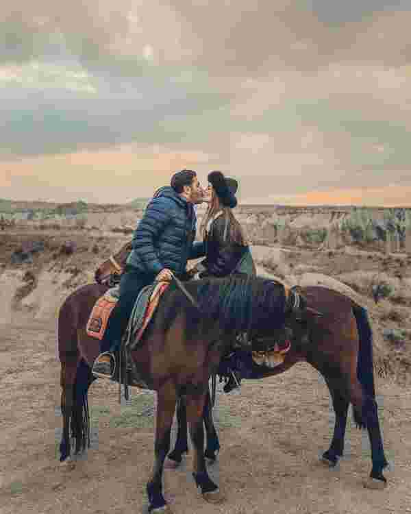Ebru Şallı ile Uğur Akkuş at üstünde öpüştü #3