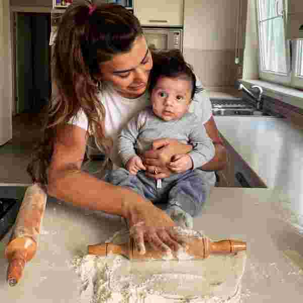 Ebru Şancı 3 aylık oğluyla mutfakta #2