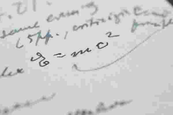 Einstein'ın kendi el yazması mektubu 10 milyon TL'ye satıldı: Pahalı olmasının sebebi içindeki formülde saklı