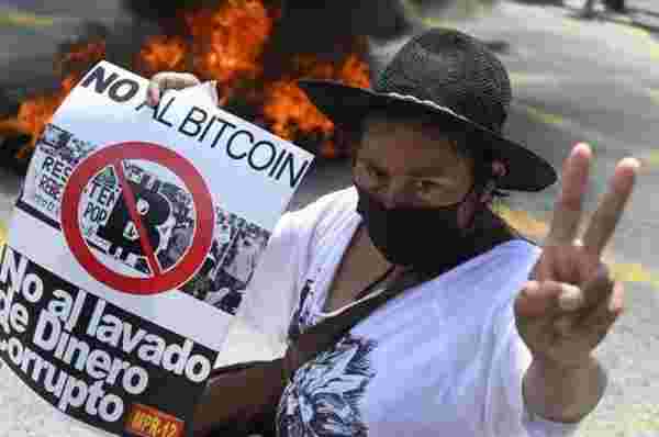 El Salvador resmi para birimi olarak kabul ettiği Bitcoin'i ülkedeki 20 aktif yanardağdan üretmeye başladı