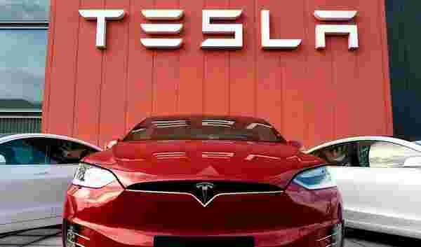 Elon Musk yeniden Tesla hissesi satmaya başladı