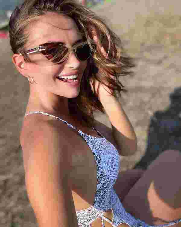 Emina Jahovic den plaj selfiesi #2