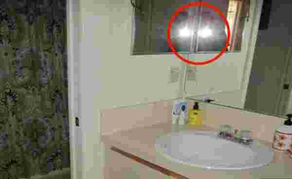 Satılık evinin banyosunda fotoğraf çekti! Aynada gördüğü adam nedeniyle dili tutuldu