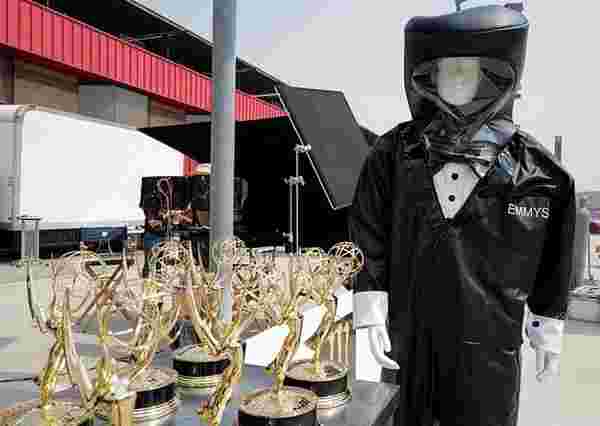 Emmy Ödülleri törenindeki sunucular, smokin tasarımlı koruyucu kıyafet giyecek #1