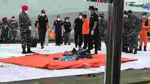 Son Dakika: Endonezya'da denize düşen yolcu uçağına ait karar kutunun yeri tespit edildi